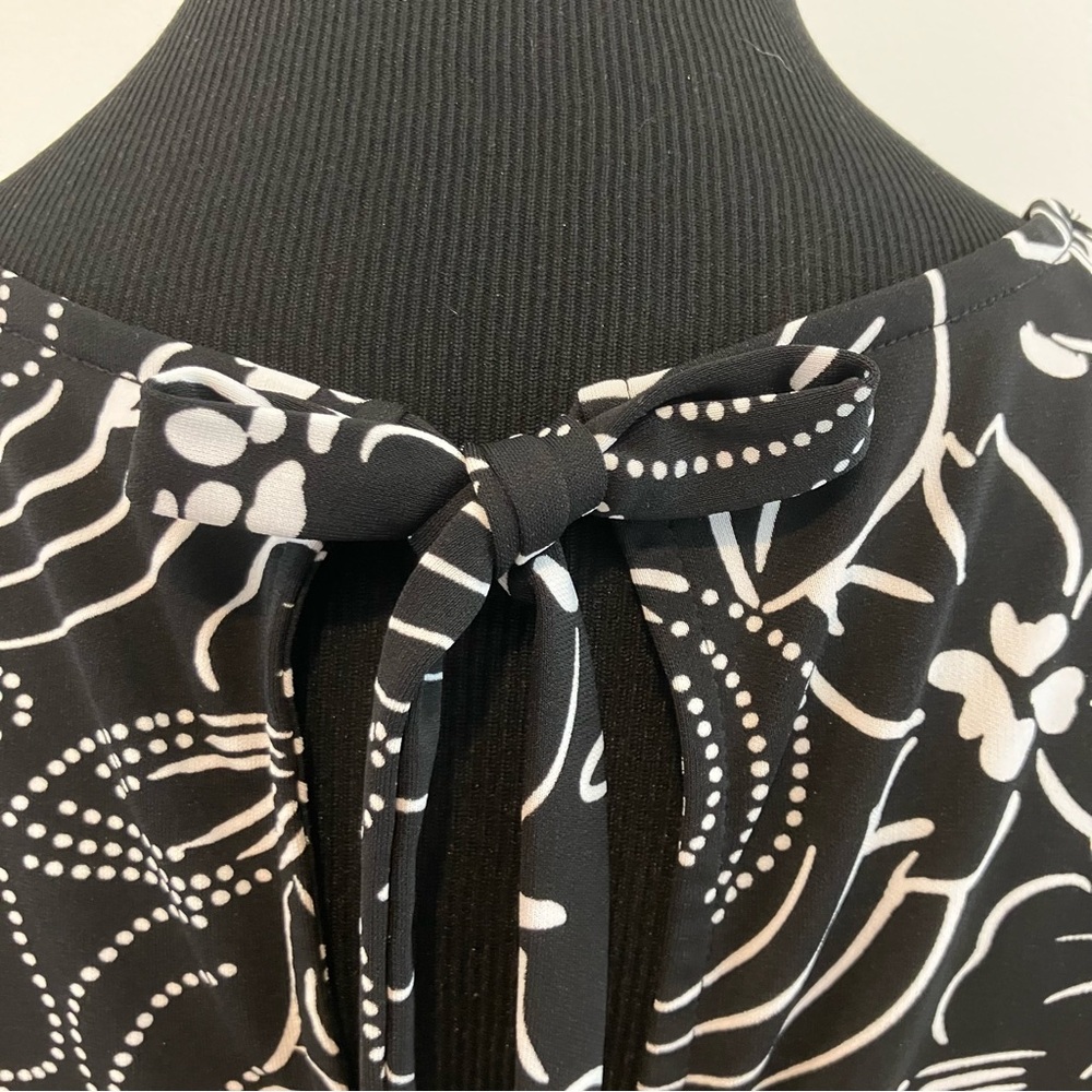Black & White Floral Sleeveless Blouse - Picture 7 of 9